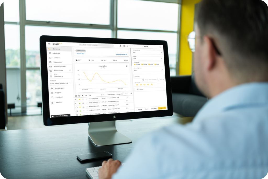 Persoon die naar het Clipit dashboard kijkt op kantoor